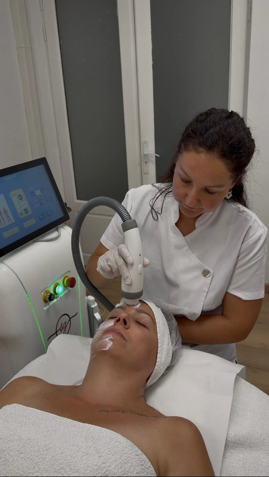 Chloée réalise un soin du visage à l’institut Aunéa Skin